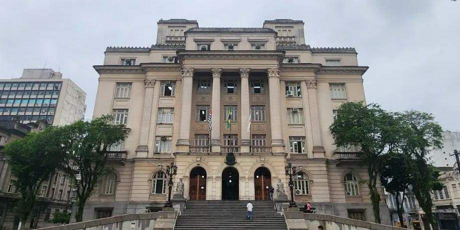 Prefeitura de Santos informa que coletas convencional e seletiva de lixo seguem normalmente; já policlínicas funcionam apenas até o meio-dia