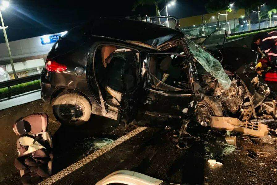 Um dos veículos ficou completamente destruído com a batida