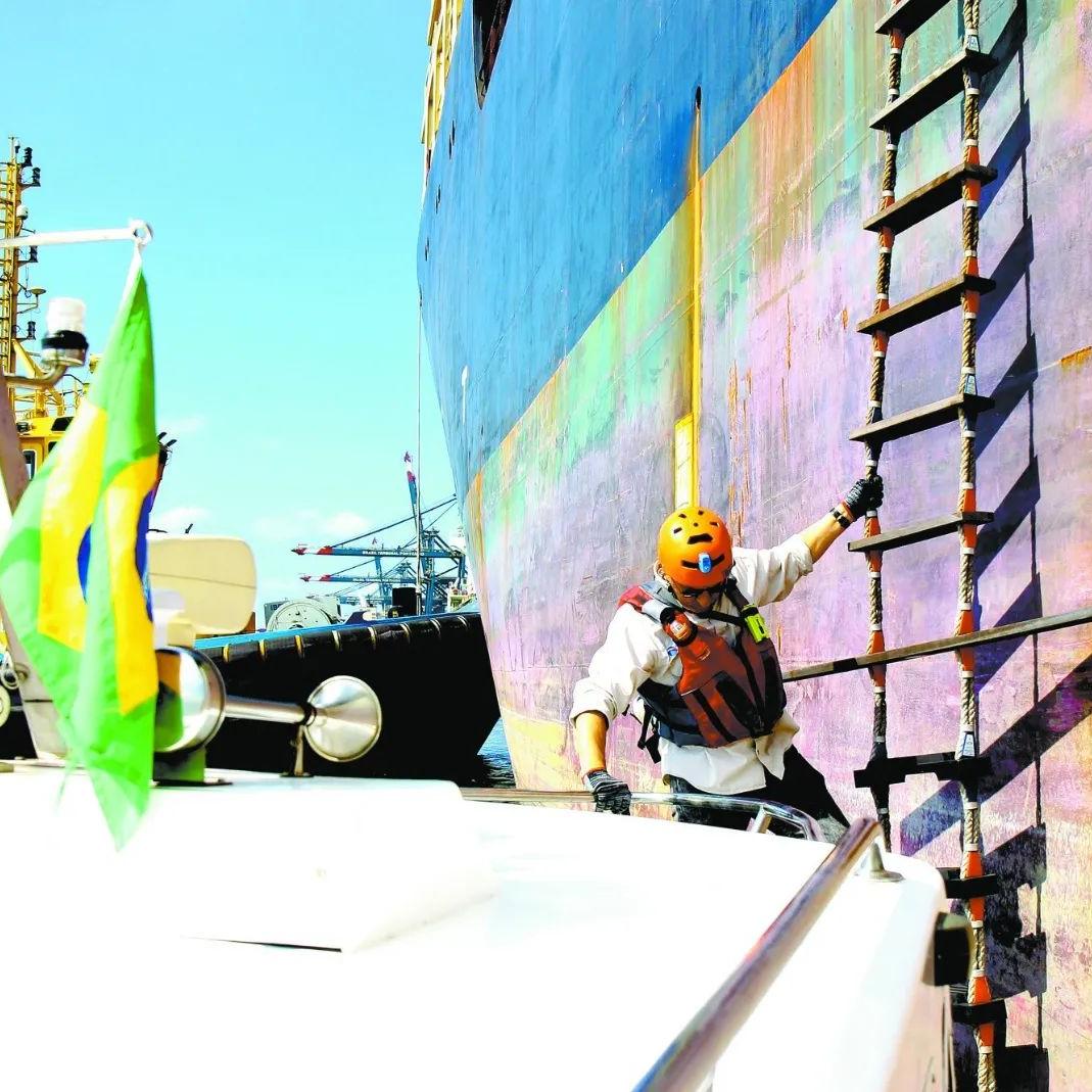 Profissional sai da lancha e embarca no navio em movimento: praticagem é a atividade que conduz os navios na entrada e saída dos portos