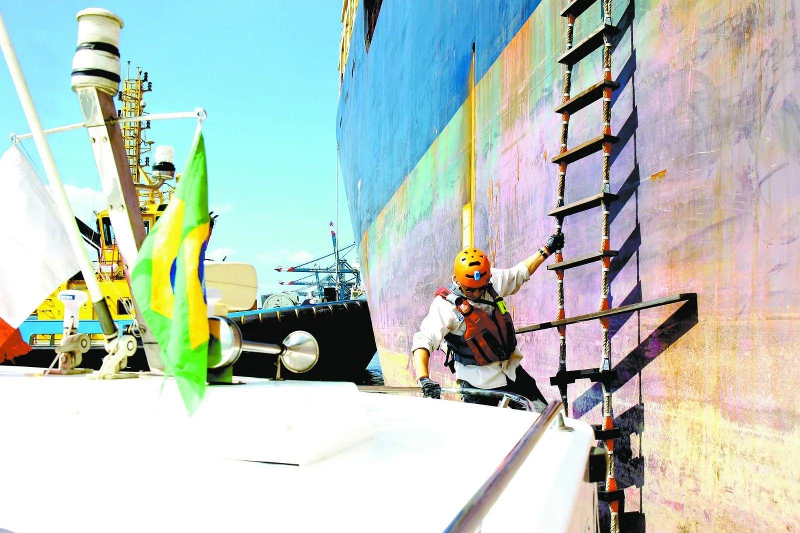 Profissional sai da lancha e embarca no navio em movimento: praticagem é a atividade que conduz os navios na entrada e saída dos portos