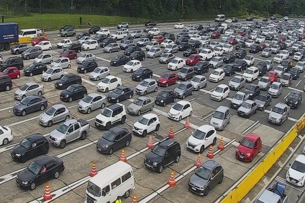 Pedágio da Rodovia dos Imigrantes na manhã deste sábado (23)