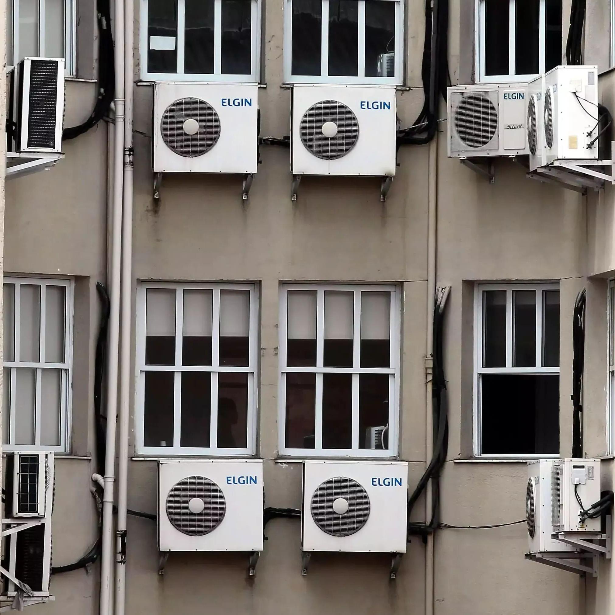 “O ar-condicionado não é proibido nos condomínios, mas sua instalação precisa respeitar regras legais e coletivas", diz o Sicon