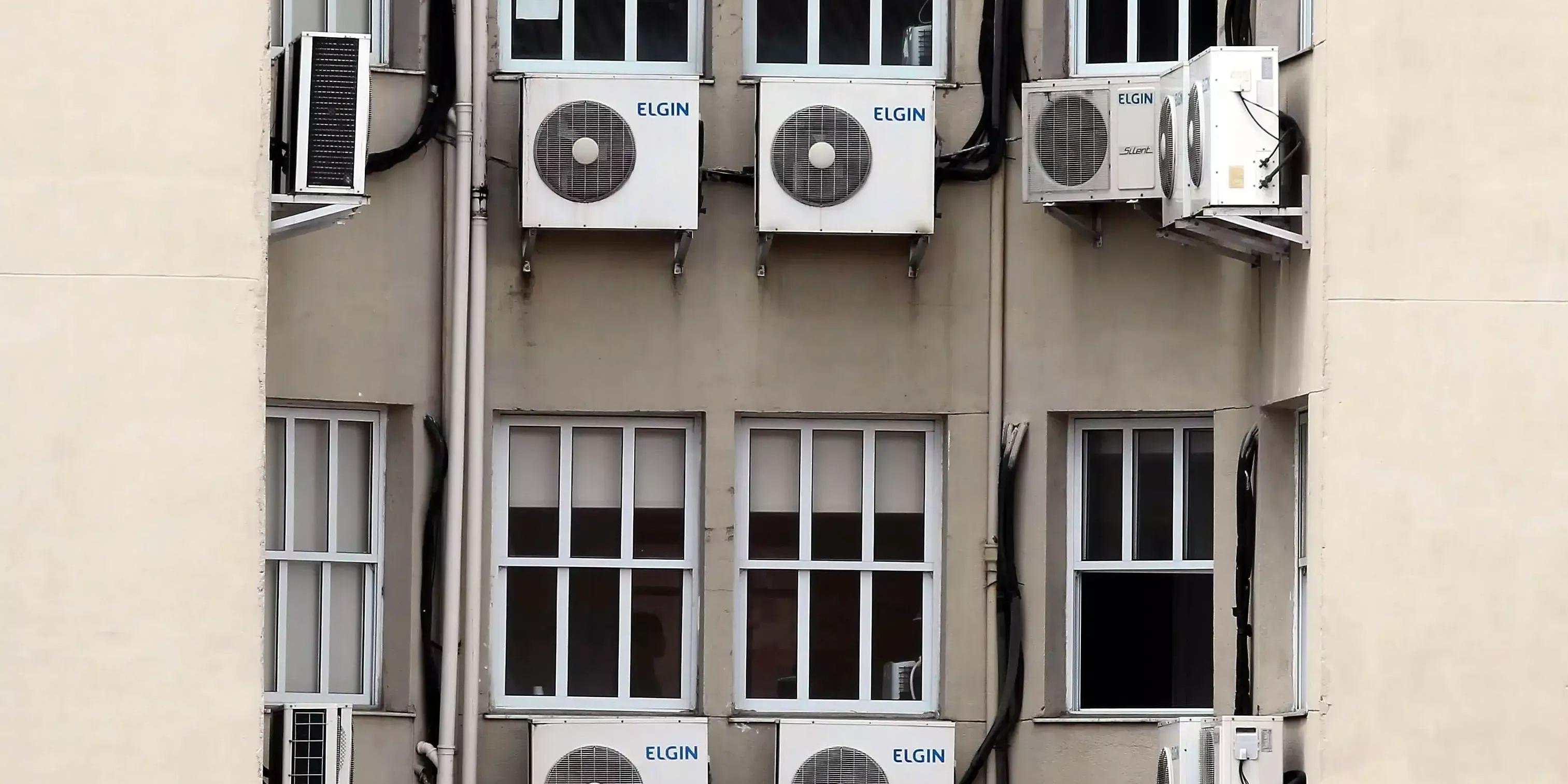 “O ar-condicionado não é proibido nos condomínios, mas sua instalação precisa respeitar regras legais e coletivas", diz o Sicon