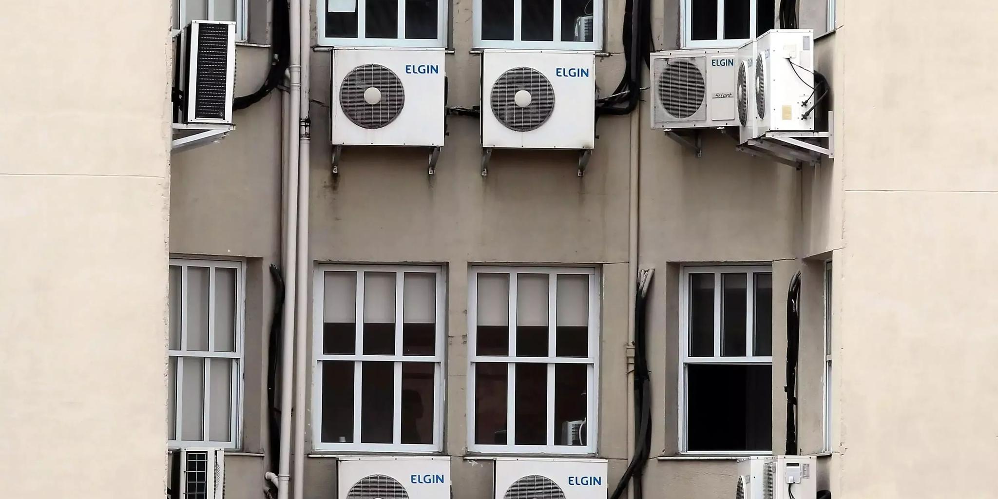 “O ar-condicionado não é proibido nos condomínios, mas sua instalação precisa respeitar regras legais e coletivas", diz o Sicon