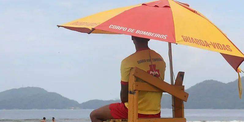 Sete guarda-vidas atuaram de forma coordenada na ocorrência, registrada na Praia de Pitangueiras, em Guarujá