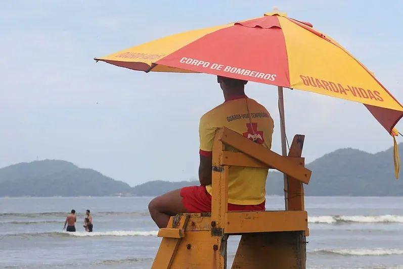 Sete guarda-vidas atuaram de forma coordenada na ocorrência, registrada na Praia de Pitangueiras, em Guarujá