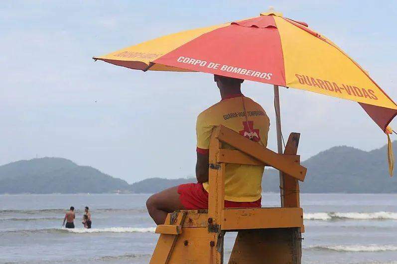 Sete guarda-vidas atuaram de forma coordenada na ocorrência, registrada na Praia de Pitangueiras, em Guarujá