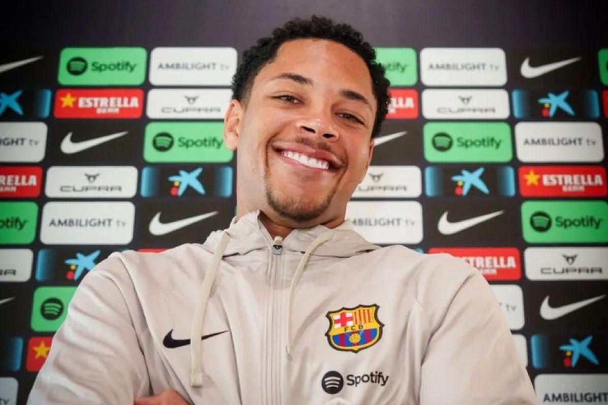 Vitor Roque já está em Barcelona