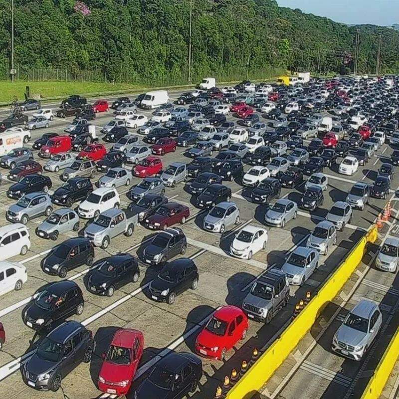 Ecovias prevê de 197 mil a 303 mil veículos rumo à Baixada Santista no feriado do Dia do Trabalhador