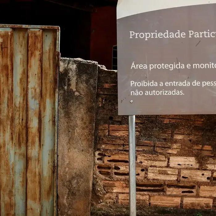 Enorme quantidade de terrenos e casas que possuem placa similar na entrada: "Propriedade particular. Proibida a entrada de pessoas não autorizadas".