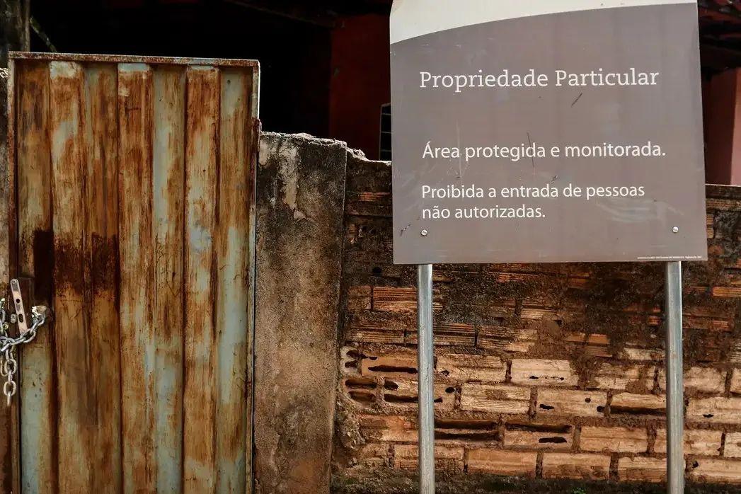 Enorme quantidade de terrenos e casas que possuem placa similar na entrada: "Propriedade particular. Proibida a entrada de pessoas não autorizadas".