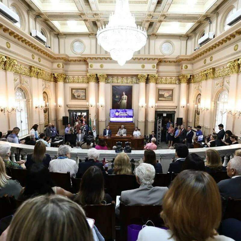 Na sessão solene, a sala Princesa Isabel, no Paço Municipal, ficou lotada para receber autoridades do Executivo, Legislativo e Judiciário, além de representantes das Forças Armadas, de entidades santistas e da comunidade