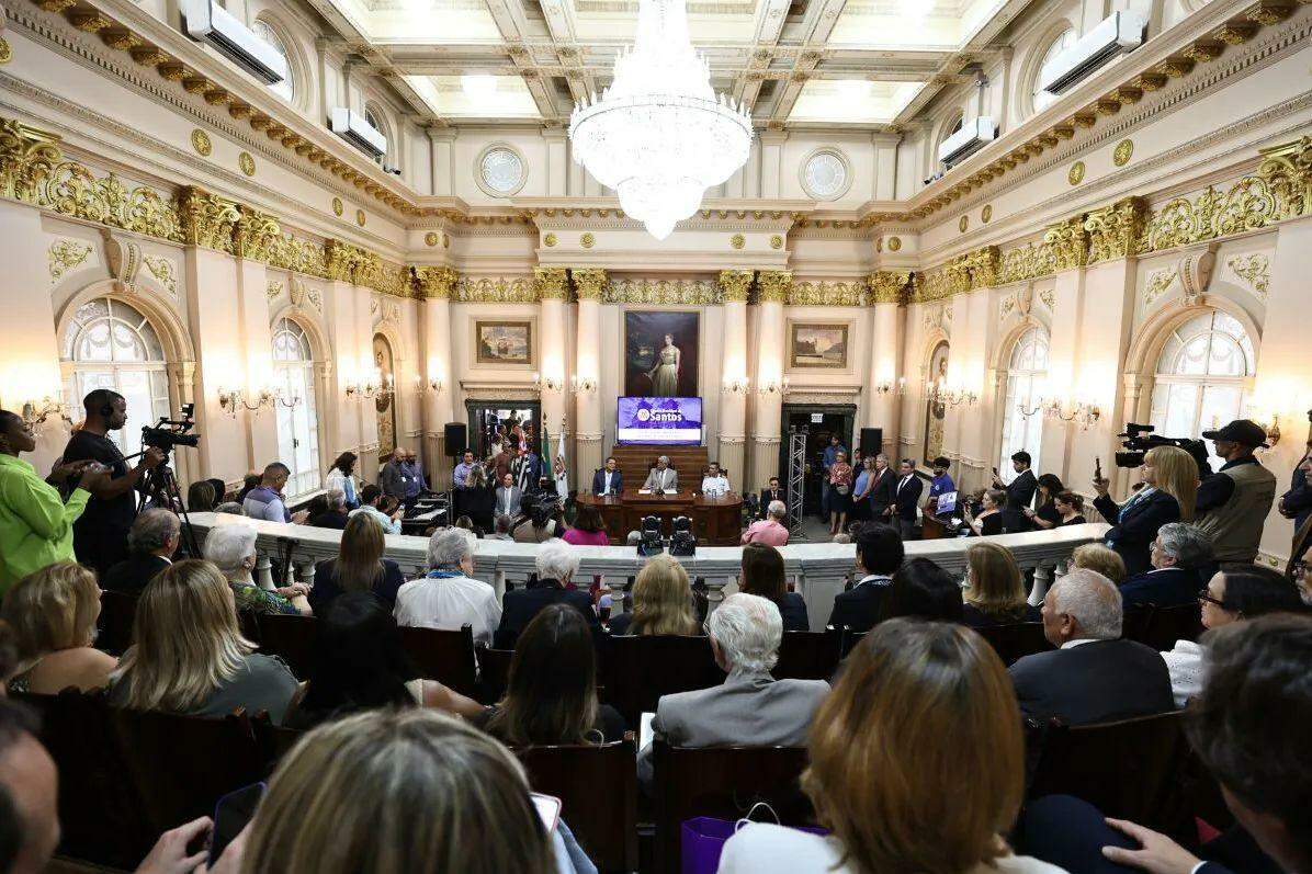 Na sessão solene, a sala Princesa Isabel, no Paço Municipal, ficou lotada para receber autoridades do Executivo, Legislativo e Judiciário, além de representantes das Forças Armadas, de entidades santistas e da comunidade