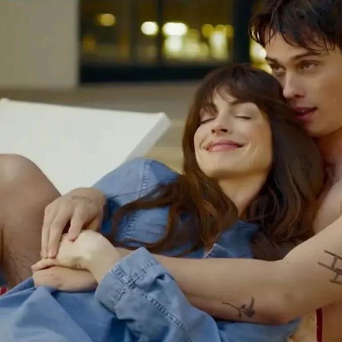 Personagem de Anne Hathaway se envolve com Hayes Campbell (Nicholas Galitzine), vocalista da famosa boy band August Moon