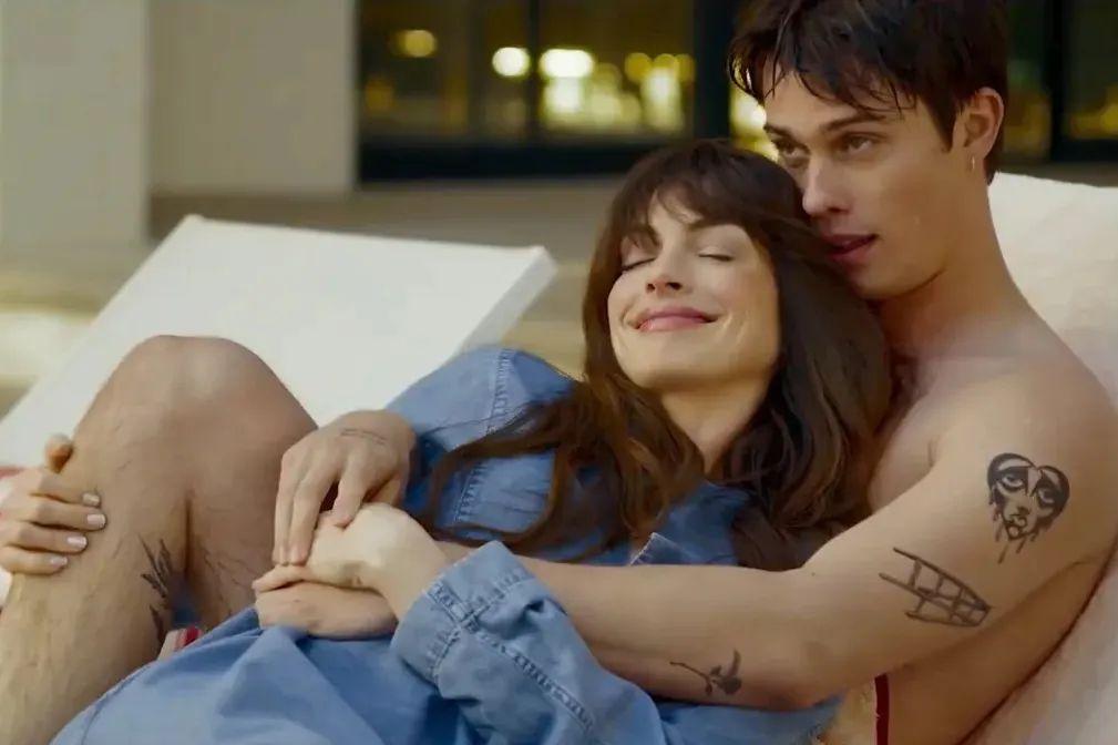 Personagem de Anne Hathaway se envolve com Hayes Campbell (Nicholas Galitzine), vocalista da famosa boy band August Moon