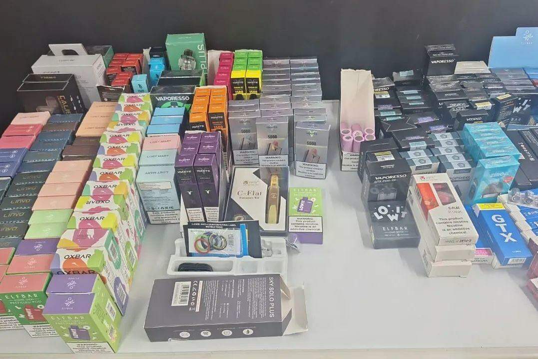 Polícia Civil apreendeu cigarros eletrônicos e insumos em duas tabacarias de Peruíbe