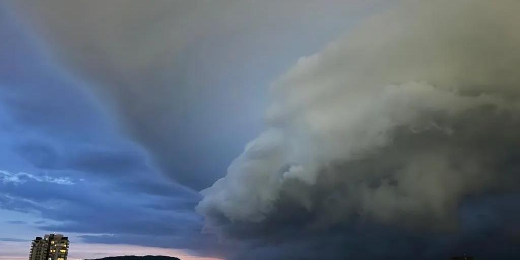 Nuvens carregadas se aproximaram da região no começo da noite desta sexta-feira (19)