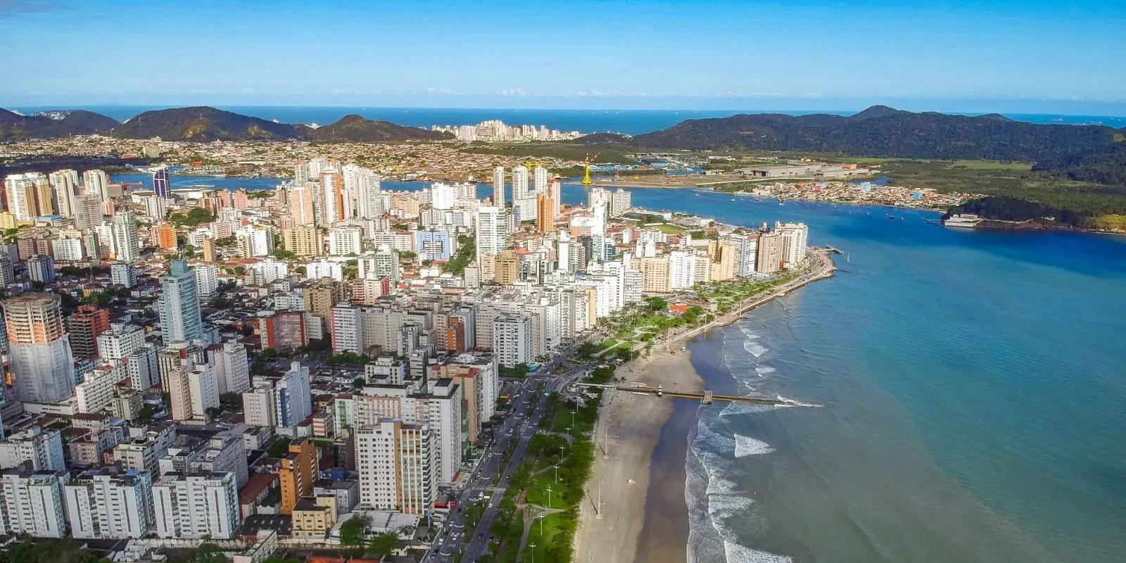O trecho do Canal 5 à Ponta da Praia é onde a faixa de areia tem ficado mais reduzida em Santos