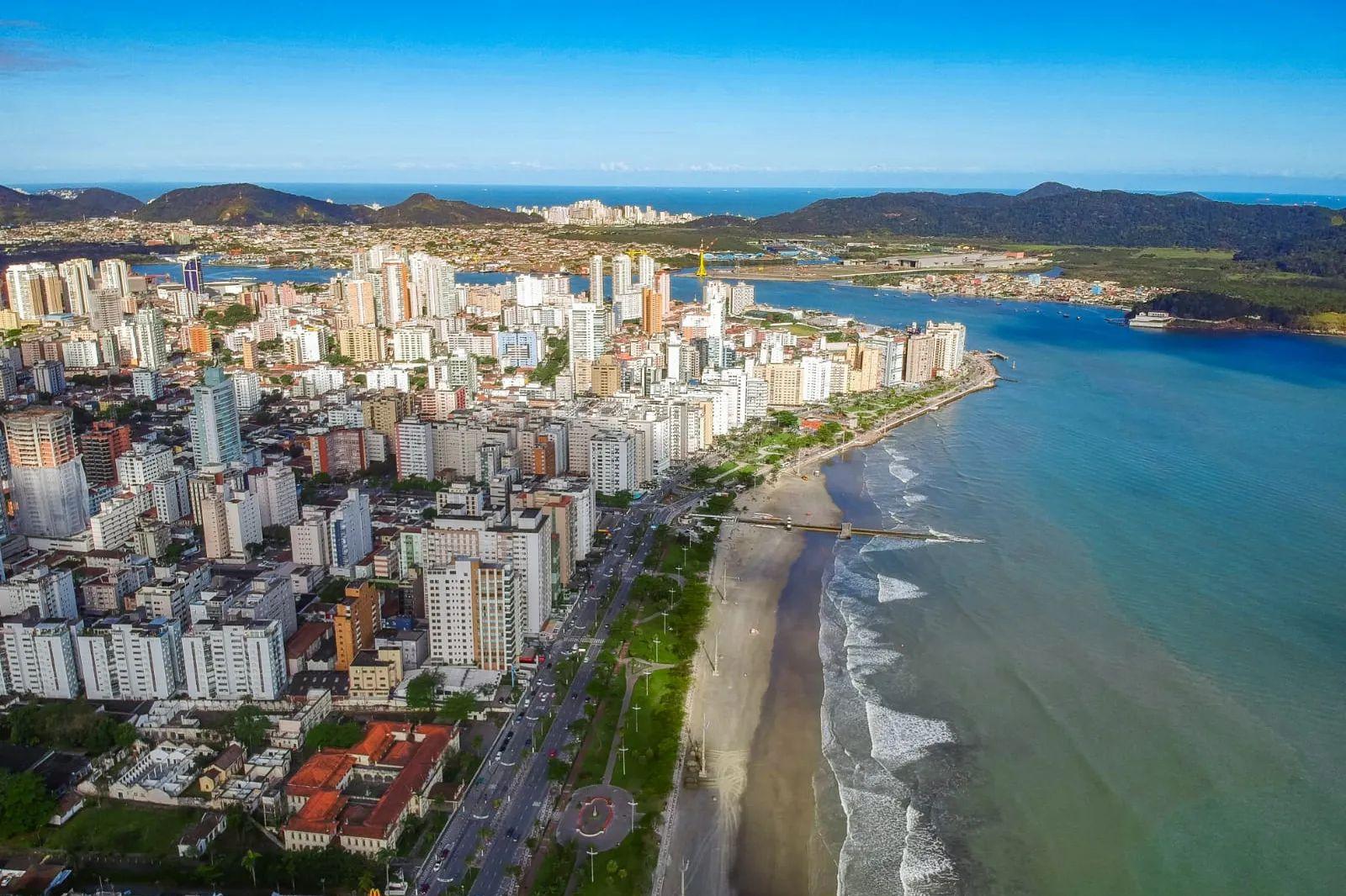 O trecho do Canal 5 à Ponta da Praia é onde a faixa de areia tem ficado mais reduzida em Santos