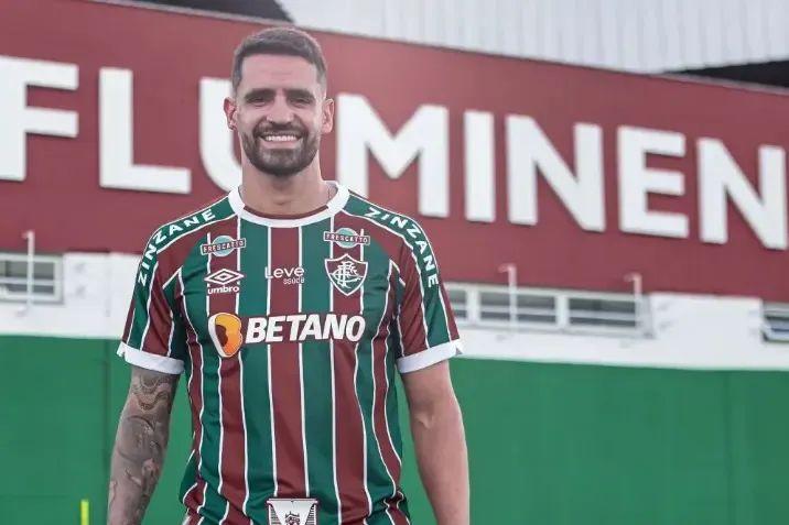 O meia é carioca e já passou pelo Fluminense quando era bem mais novo