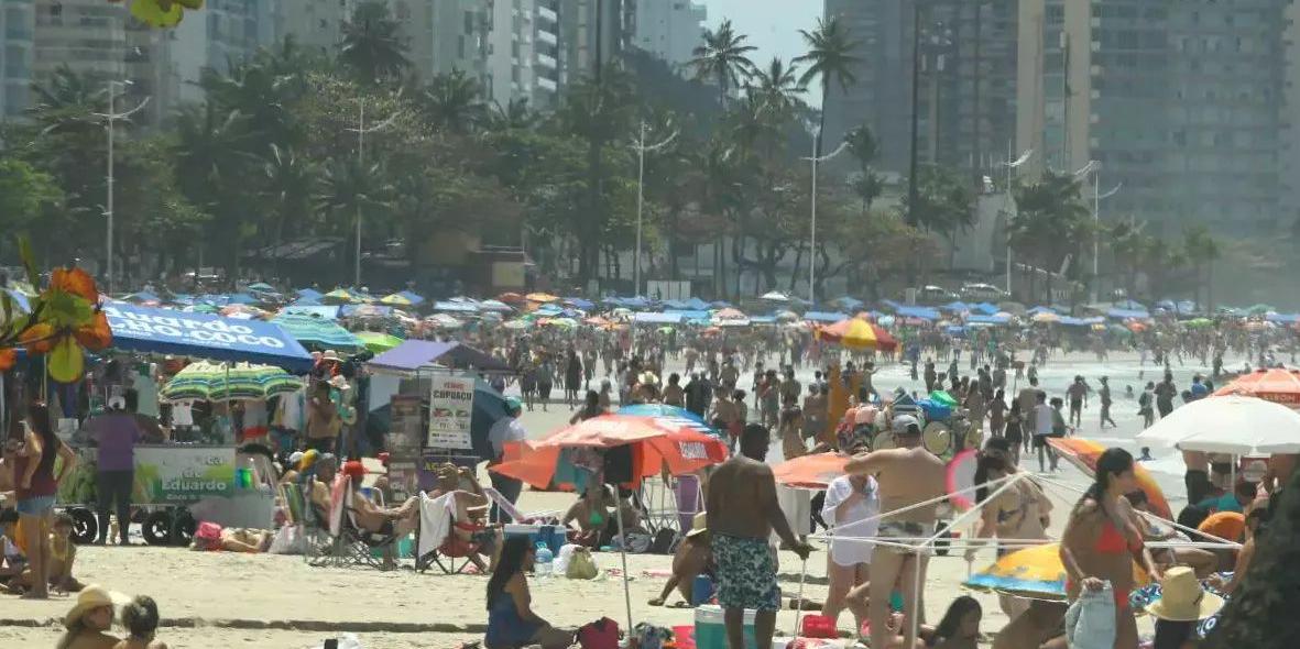 A Operação “Pé na Areia”, implantada pela Prefeitura de Guarujá, realizou 6.022 ações de fiscalização nas praias neste verão