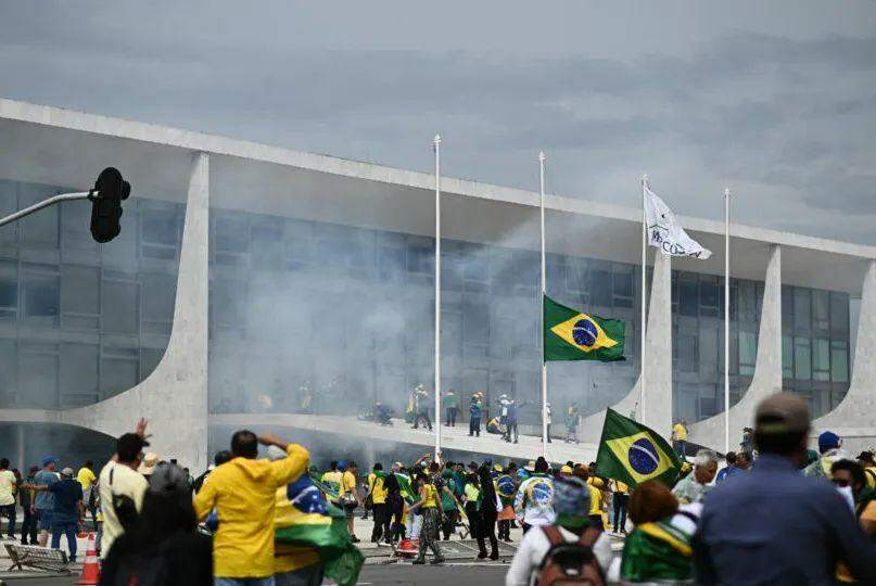 Em seu voto, Alexandre de Moraes afirmou que imagens dos atos do 8 de janeiro comprovam que Débora demonstrou "orgulho e felicidade em relação ao ato de vandalismo que acabara de praticar contra escultura símbolo máximo do Poder Judiciário brasileiro" (Reprodução)