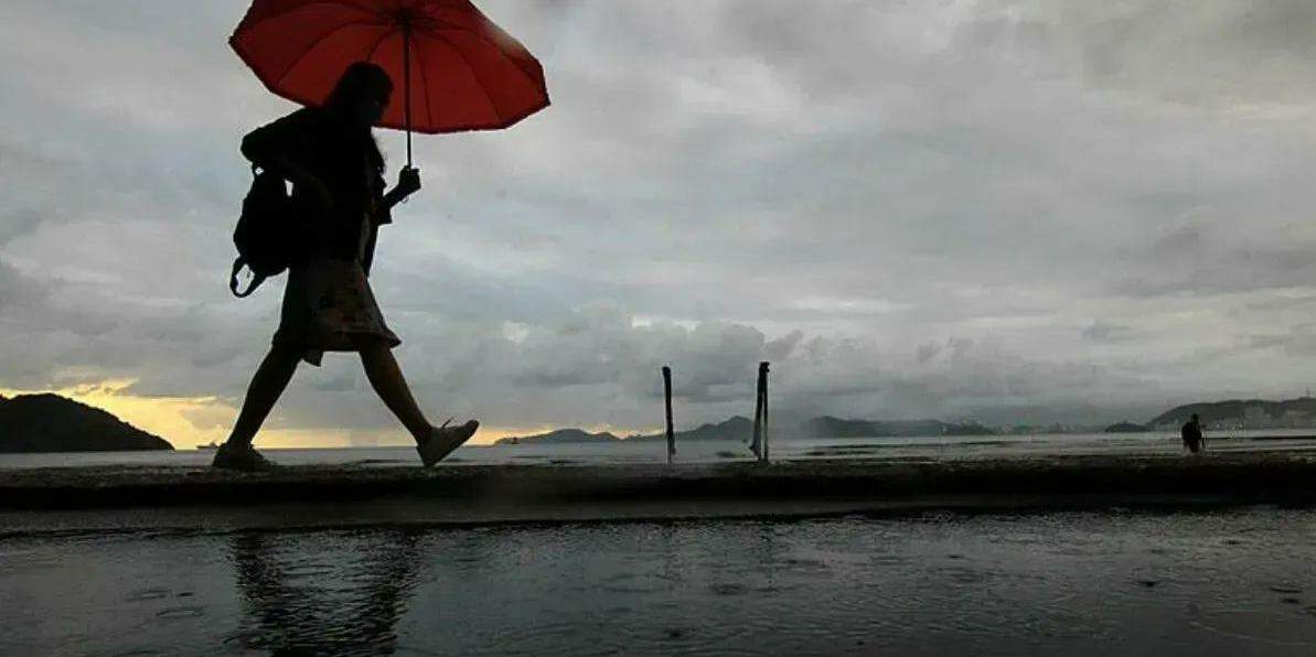 Primavera começa com chuva e ventos fortes na Baixada Santista