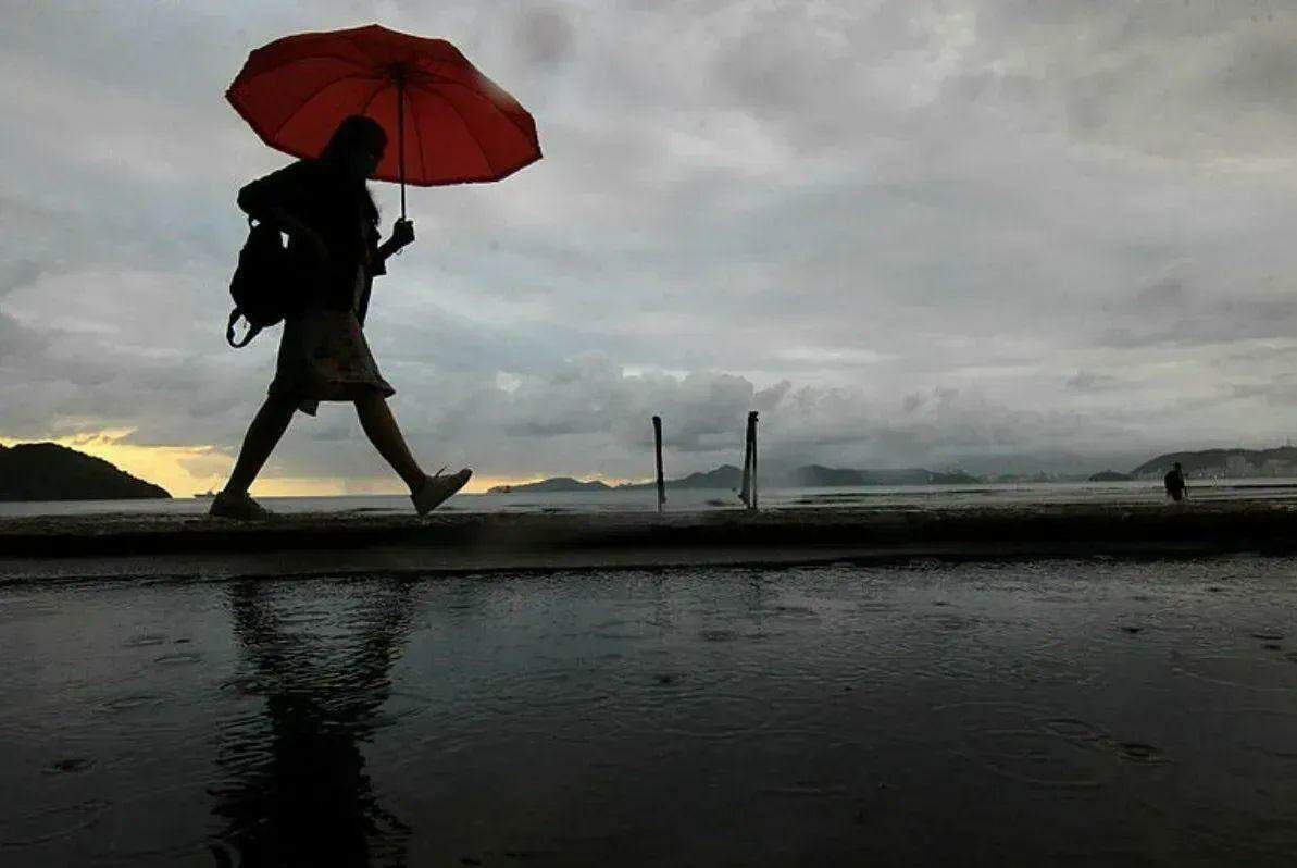 Primavera começa com chuva e ventos fortes na Baixada Santista
