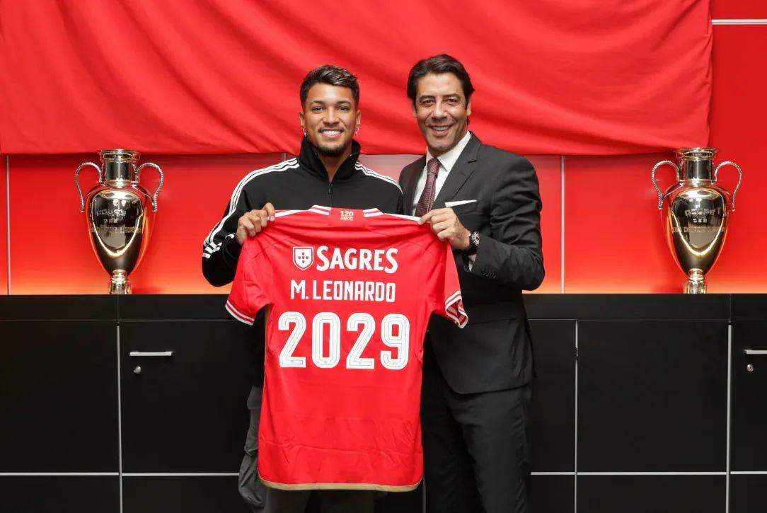 Marcos Leonardo assinou contrato de cinco anos com o Benfica