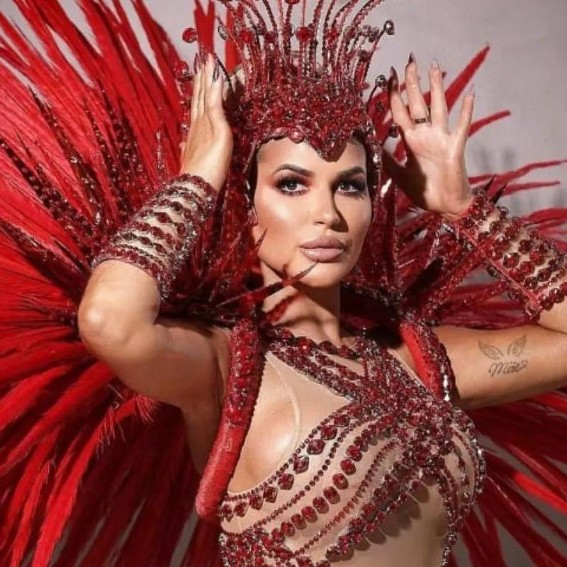 Influenciadora foi vestida de Estrela Vermelha para o sambódromo