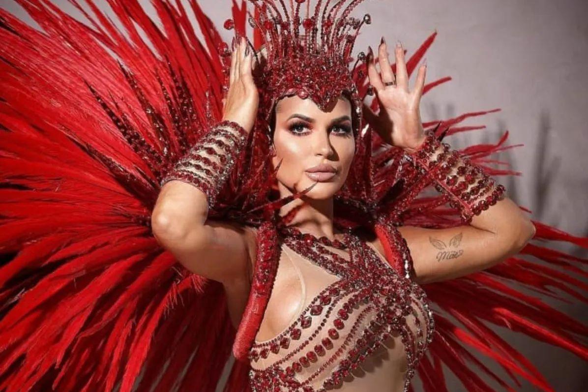 Influenciadora foi vestida de Estrela Vermelha para o sambódromo