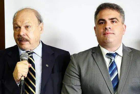 Orlando Rollo assumiu a presidência do Santos após o impeachment de José Carlos Peres (à esquerda)