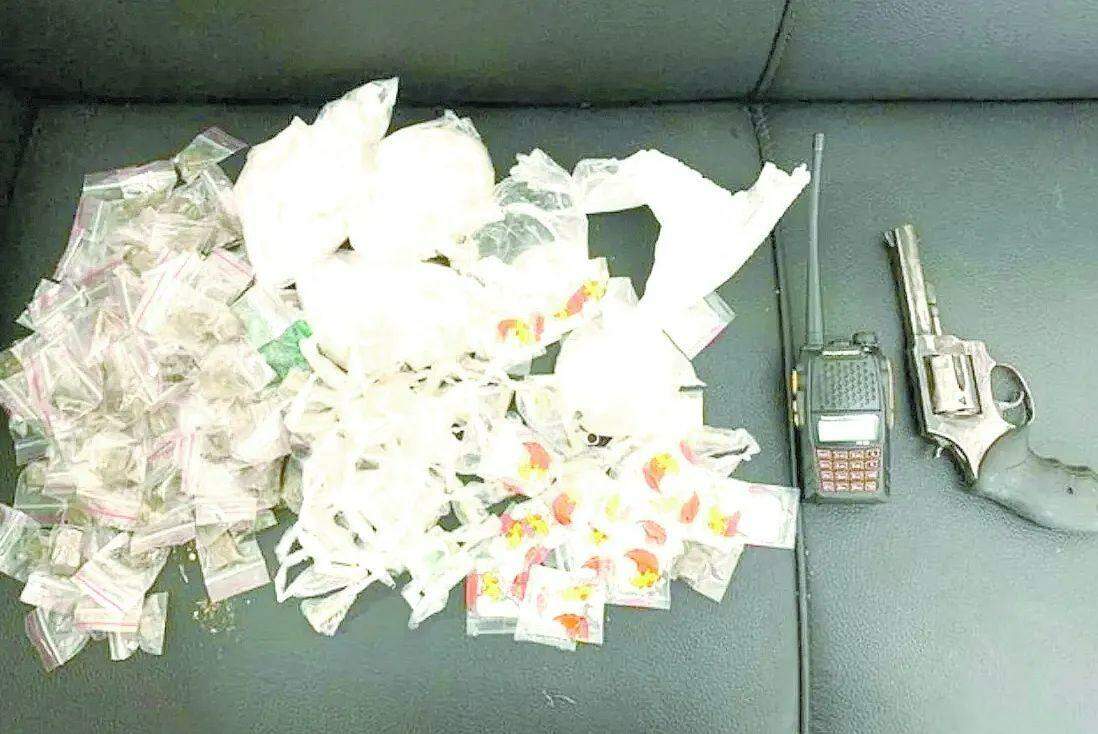 No Bairro Piratininga, onde três criminosos morreram, policiais apreenderam arma e porções de drogas