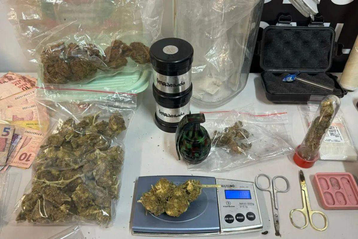 Drogas e equipamentos foram apreendidos com as suspeitas