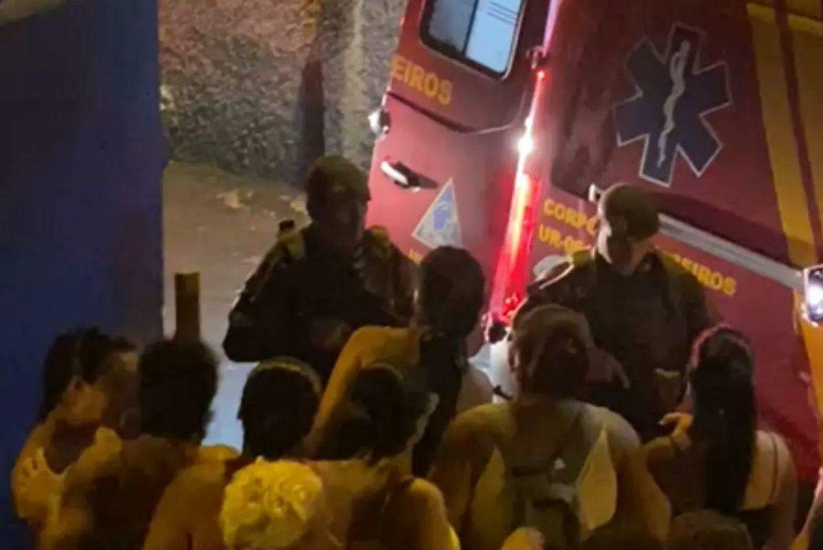 Moradores ficaram transtornados durante o resgate dos suspeitos
