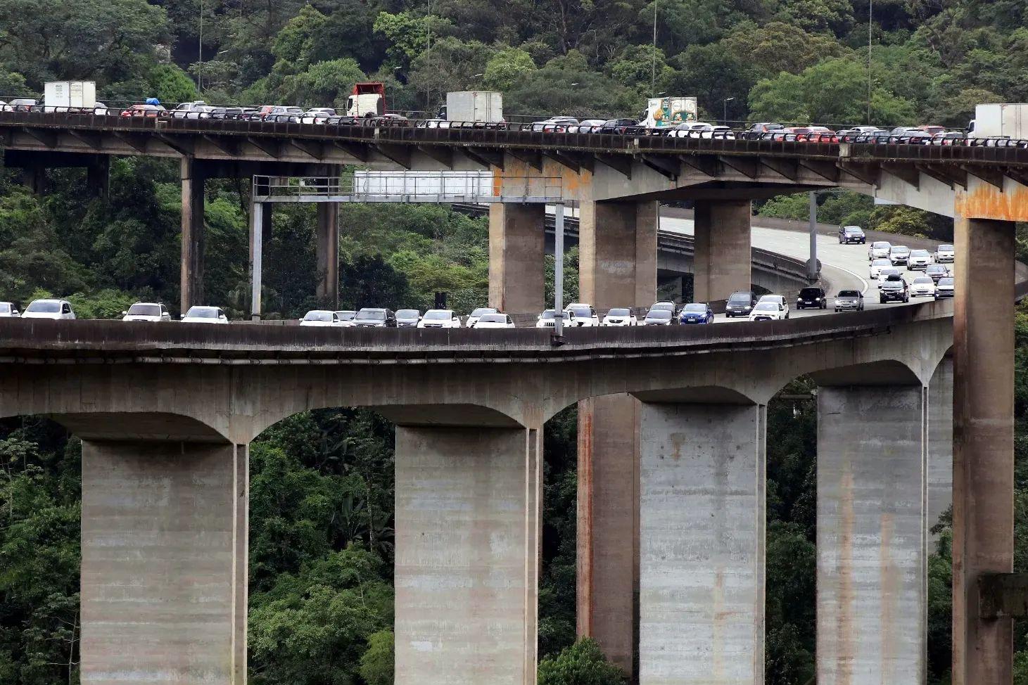 O projeto da terceira pista da Rodovia dos Imigrantes teve o parecer técnico da Cetesb aprovado na quarta (25) pelo Conselho Estadual do Meio Ambiente (Consema)