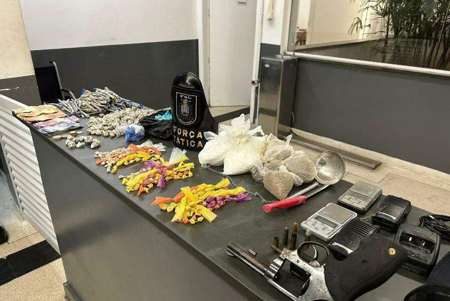 Foram apreendidos porções de droga, radio transmissores, balanças e dinheiro