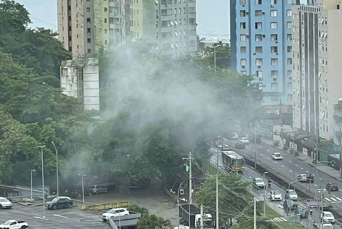 Na imagem, é possível notar a fumaça vinda de fábrica de cimentos