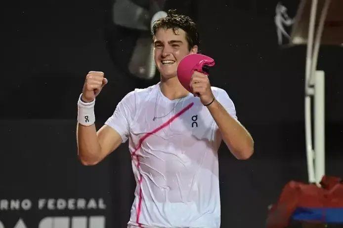 O tenista brasileiro João Fonseca, de 17 anos, subiu 313 posições no ranking mundial da Associação de Tenistas Profissionais (ATP), saindo do 655º lugar para o posto 342