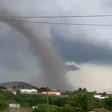 O tornado atingiu, pelo menos, dez residências