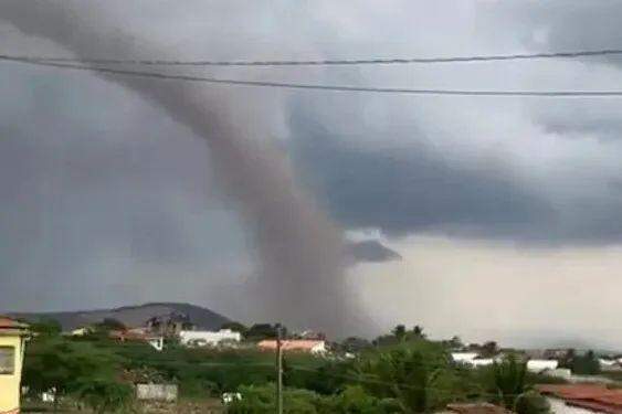 O tornado atingiu, pelo menos, dez residências