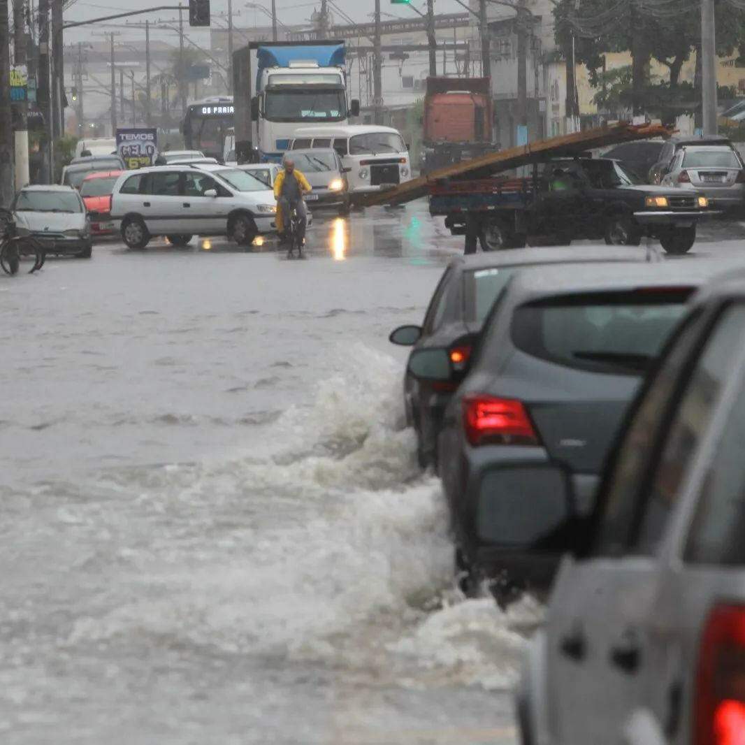 Alertas, que indicam perigo de alagamentos e deslizamentos de encostas, são válidos até o fim desta quinta-feira (12)
