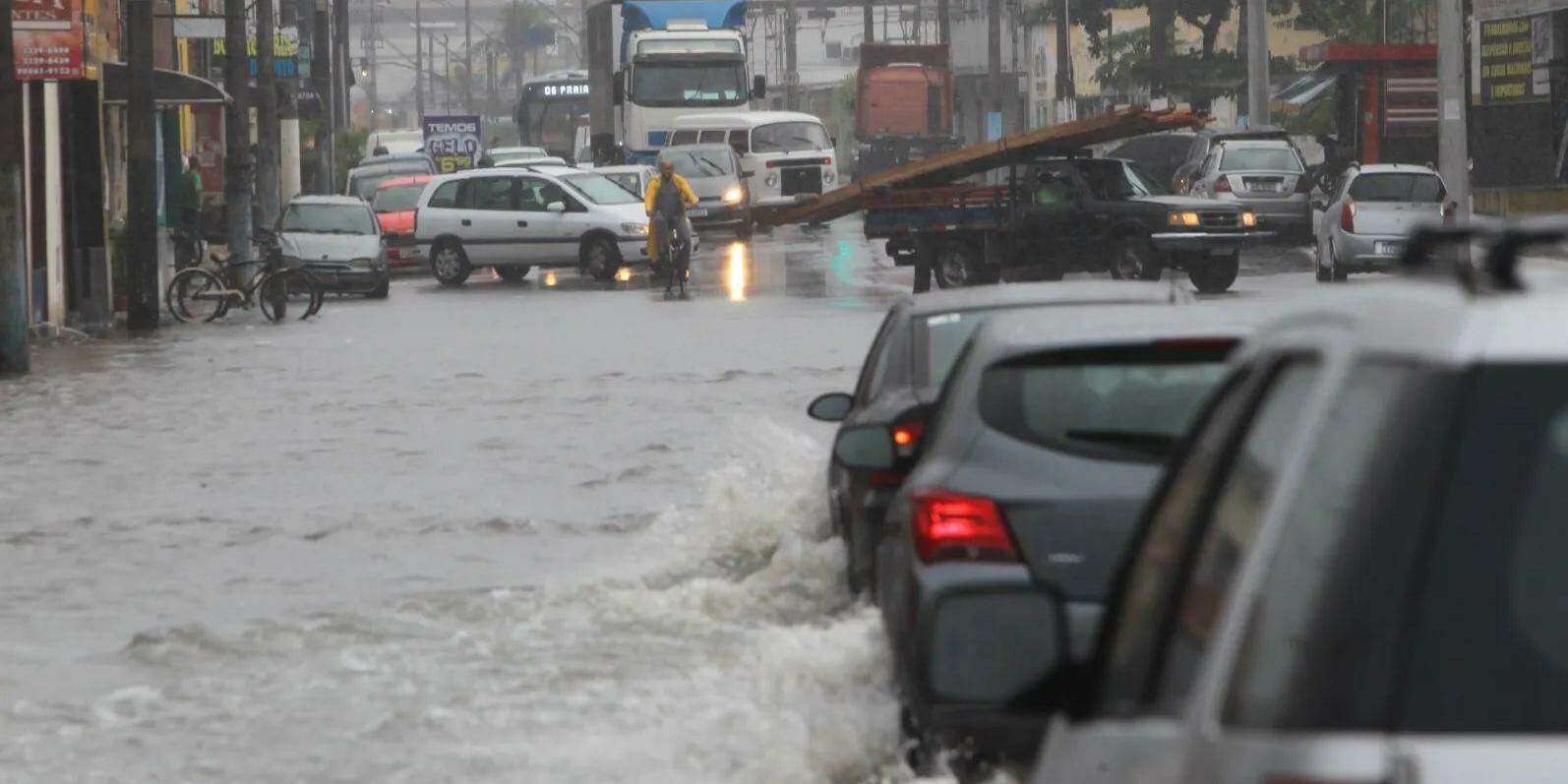 Alertas, que indicam perigo de alagamentos e deslizamentos de encostas, são válidos até o fim desta quinta-feira (12)