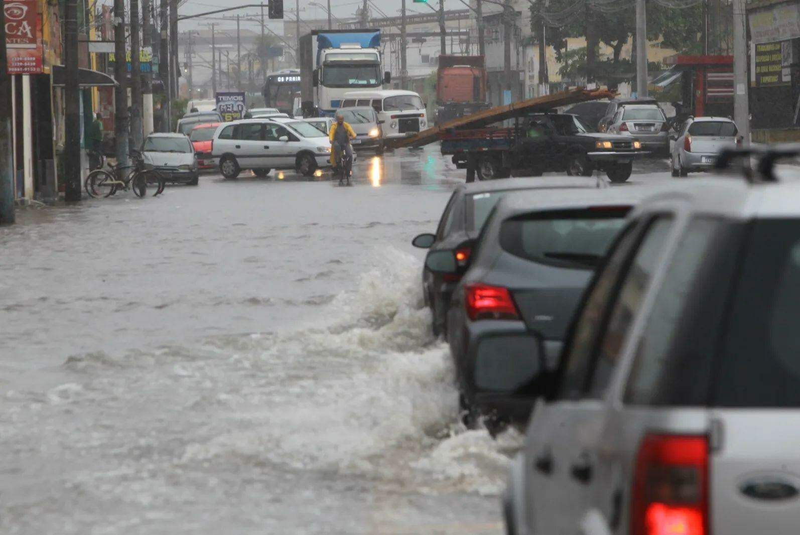 Alertas, que indicam perigo de alagamentos e deslizamentos de encostas, são válidos até o fim desta quinta-feira (12)