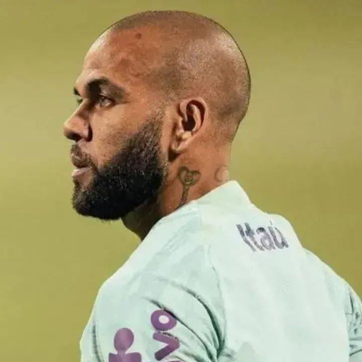 Daniel Alves poderá ter seu passaporte brasileiro de volta