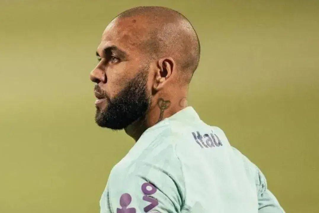 Daniel Alves poderá ter seu passaporte brasileiro de volta
