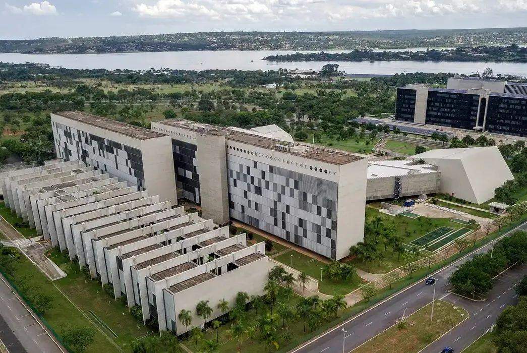 A defesa buscava a transferência dele para um presídio estadual do Rio de Janeiro, alegando o direito de cumprir pena perto da família