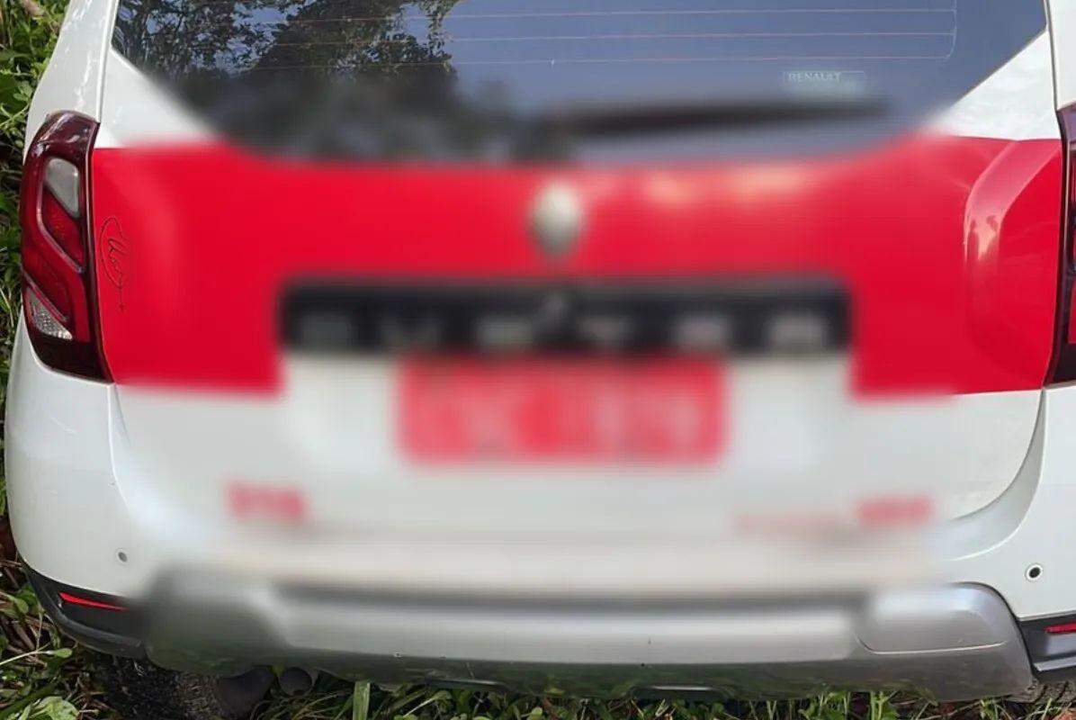 O carro estava na Rua Serra da Leoa, em área de mata, no bairro Nova Mirim