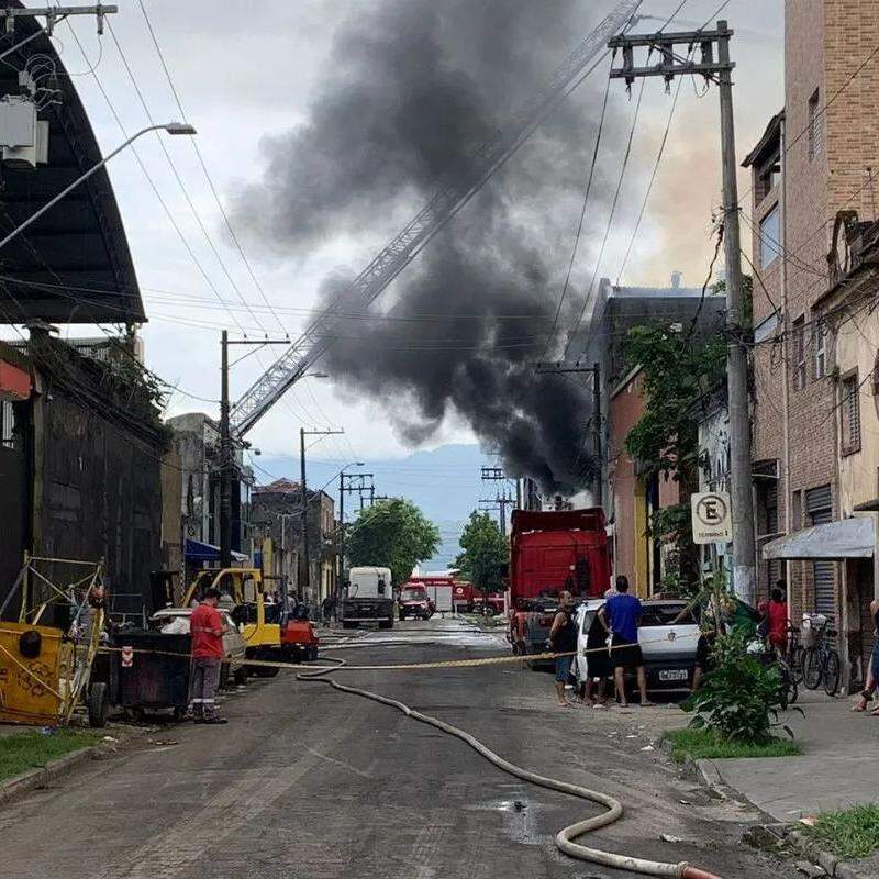 Na manhã desta segunda-feira (19), bombeiros seguiram no combate às chamas que atingiram o galpão, que é utilizado pela Receita Federal