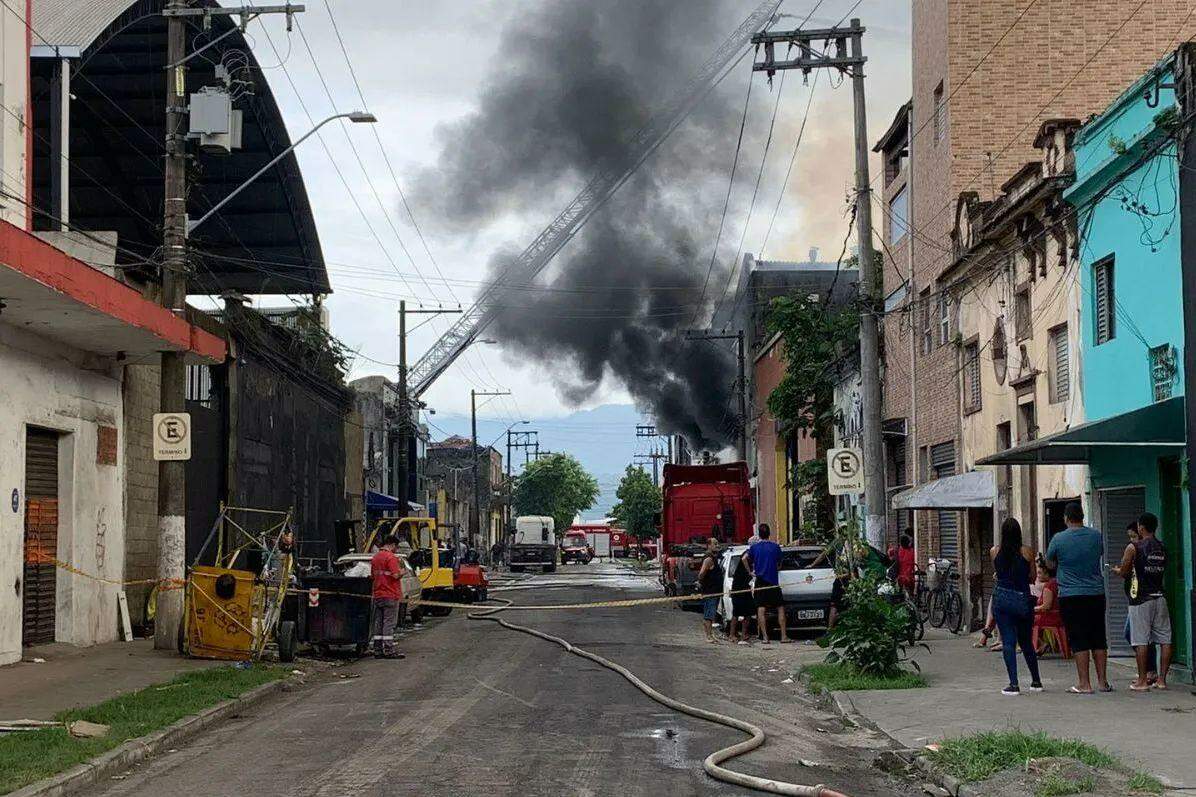 Na manhã desta segunda-feira (19), bombeiros seguiram no combate às chamas que atingiram o galpão, que é utilizado pela Receita Federal